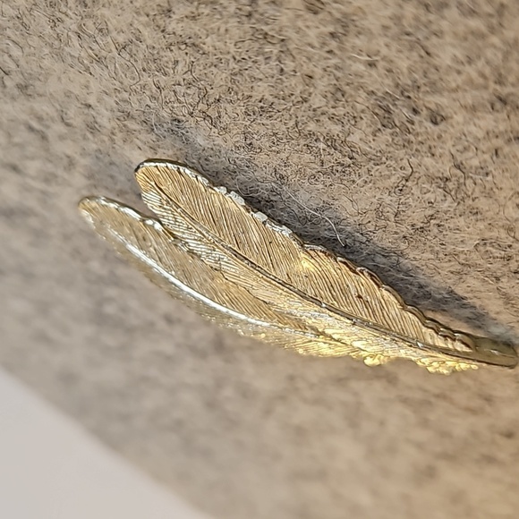 GERRY'S Goldtone Double Feather Brooch - Picture 4 of 6